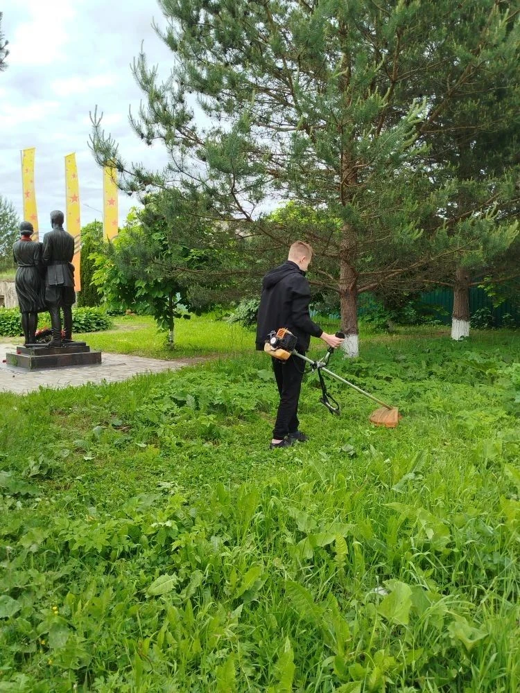 Ведется работа по благоустройству братских захоронений и мест боевой славы села. 2 июня на территори