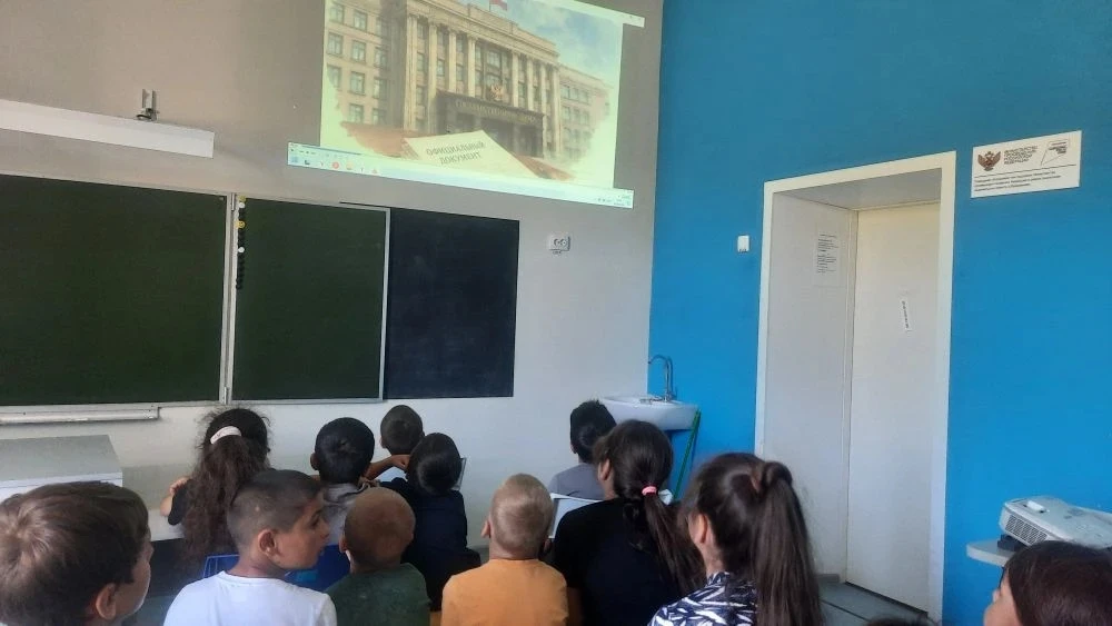 В рамках мероприятий ко Дню русского языка участники пришкольного лагеря посмотрели видеоролик «Язык