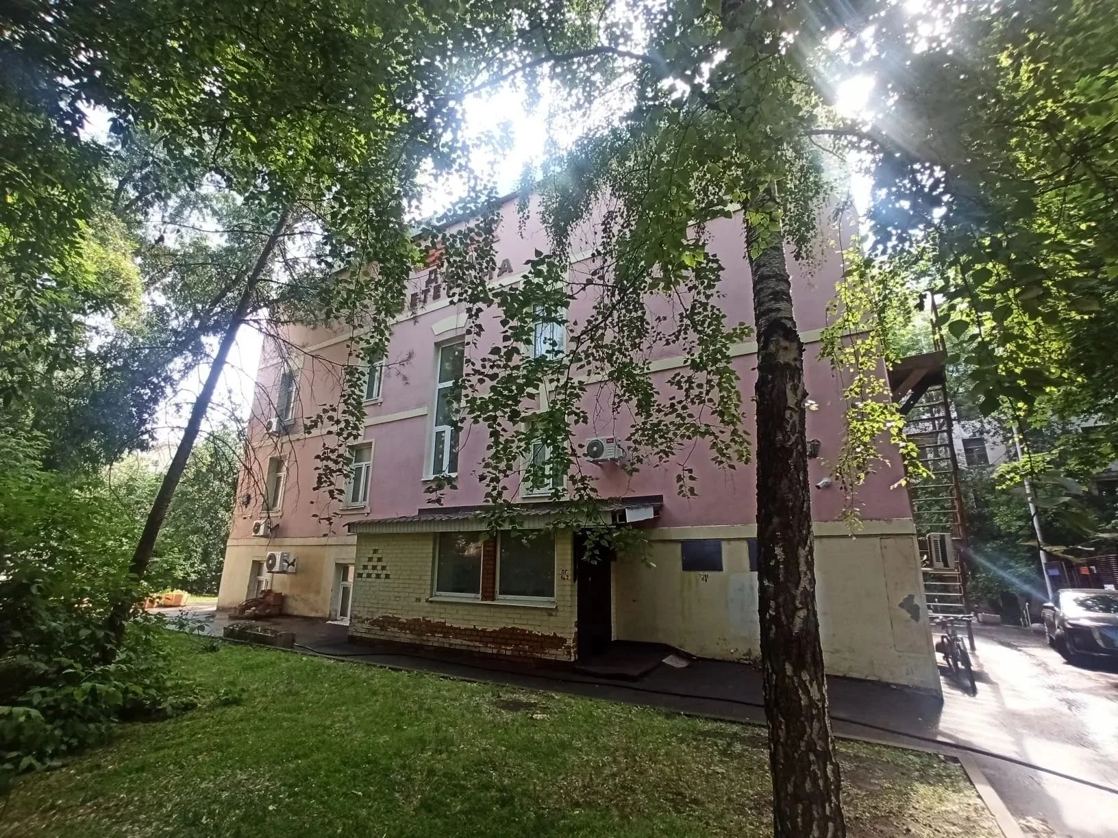В ходе еженедельного обхода территории в Хамовниках проверили ход капитального ремонта помещении Сов