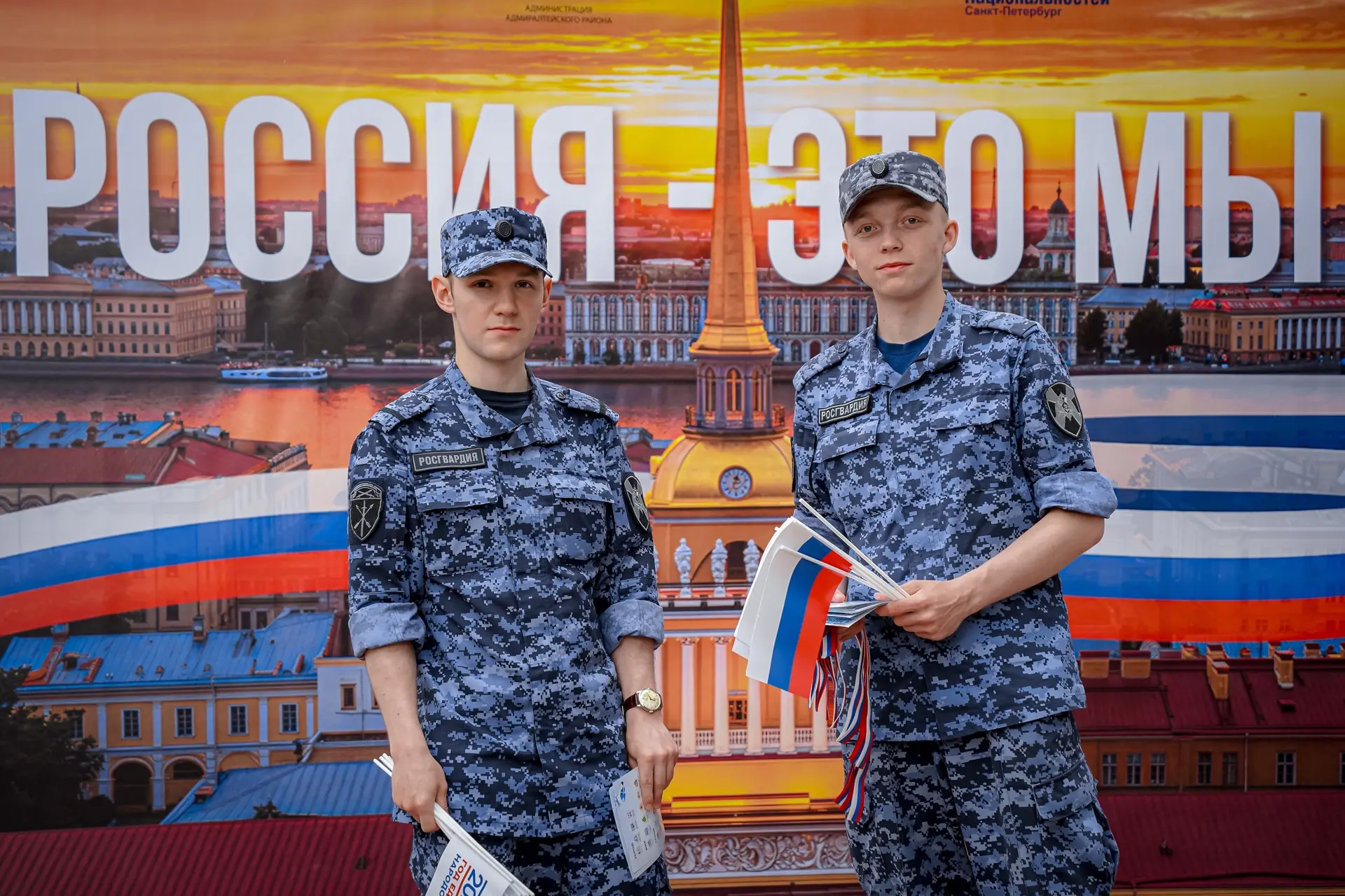🇷🇺 Петербуржцев и гостей города поздравили с Днём России военнослужащие специального моторизованно