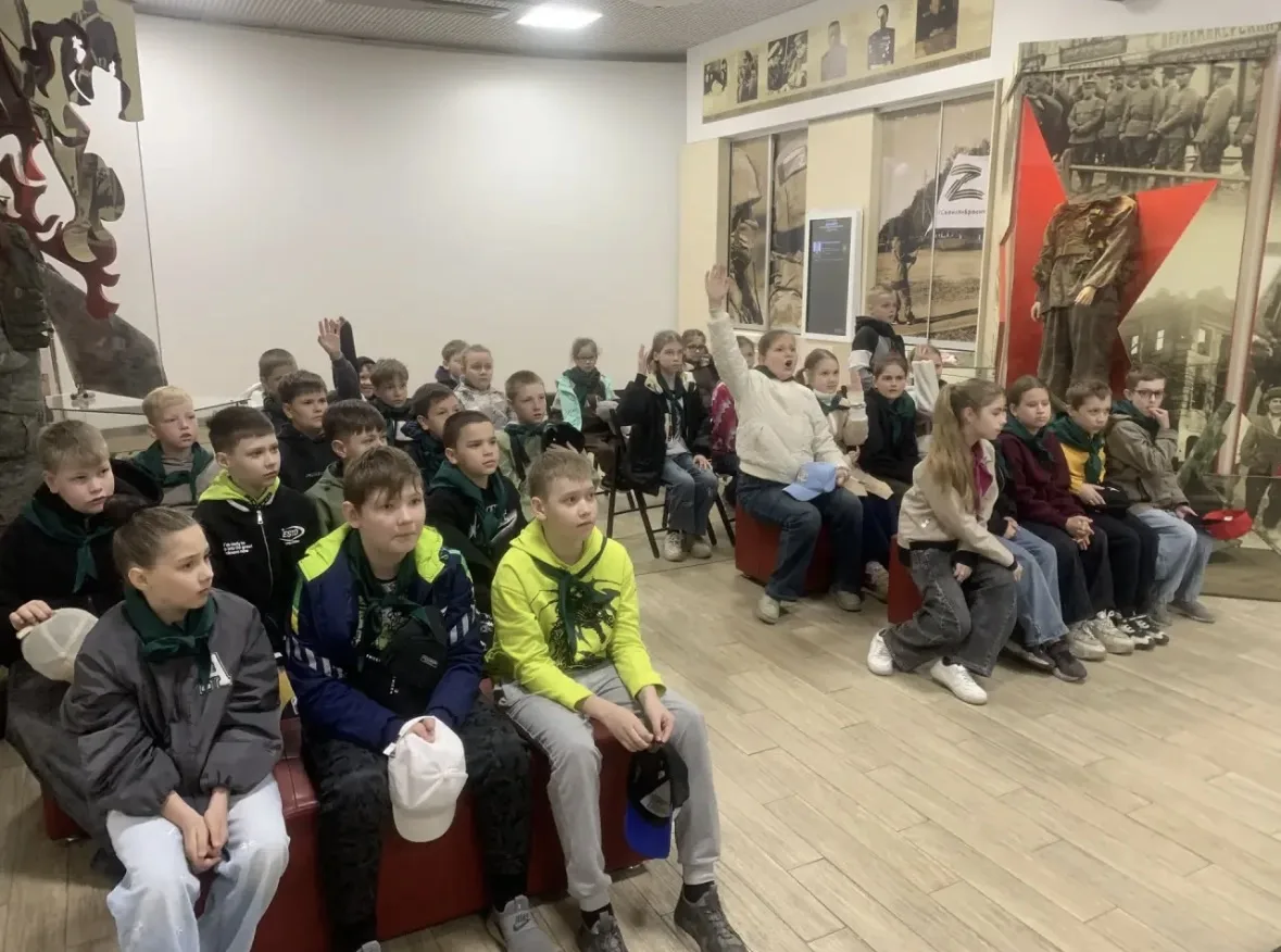 🏫 Воспитанники пришкольного лагеря «Непоседы» побывали на экскурсии в Военно-историческом музее Дал