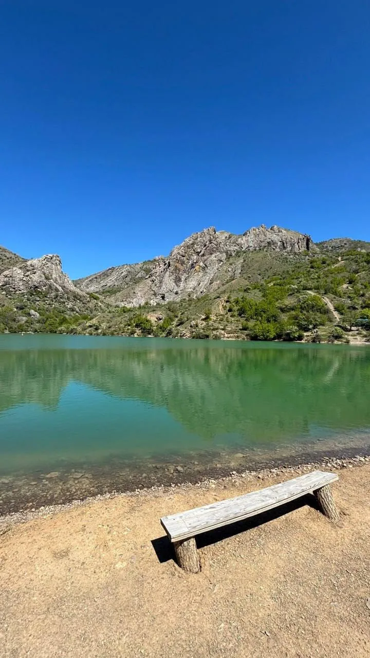 ⛰️ Зеленогорье — маленький рай среди крымских гор. 

🏘️ Всего в получасе от Судака спряталось уютно
