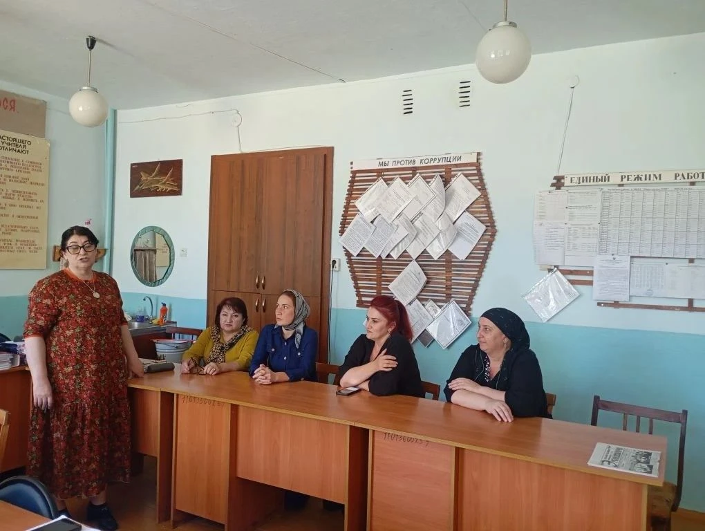 Зам.дир.по УВР Амирарсланова Зайнаб Казимагомедовна провела беседу "Мы против коррупции" с членами м