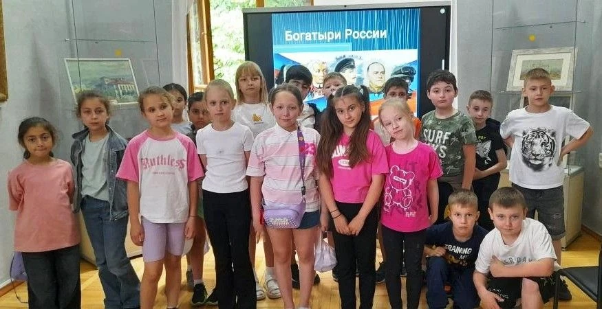 Сегодня, 11 июня, ребята школьного лагеря «Апельсин» посетили лекцию «Богатыри России» в городском к