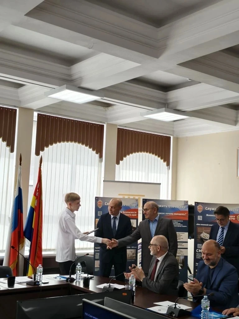 Михаил Е., учащийся 8 «А» класса, награждён Почётной грамотой за активное участие в создании видеоро