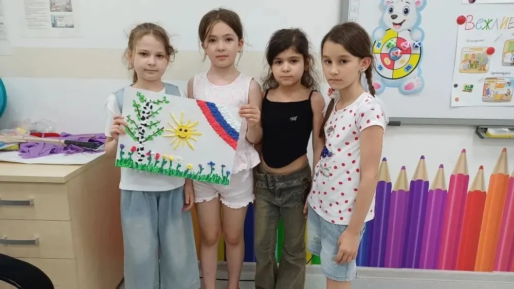 ДНЕВНИК ШКОЛЬНОГО ЛАГЕРЯ

10 ИЮНЯ: ДЕНЬ ПРОЕКТОВ И  МАСТЕР-КЛАССОВ

🇷🇺 🎨1-й отряд: 
с воспитателе