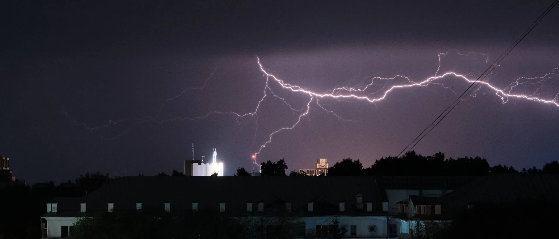 ⛈ Гром и молния пугают или вдохновляют?

Для нашего фотографа Сеймура Ибрагимова ответ очевиден. Он 