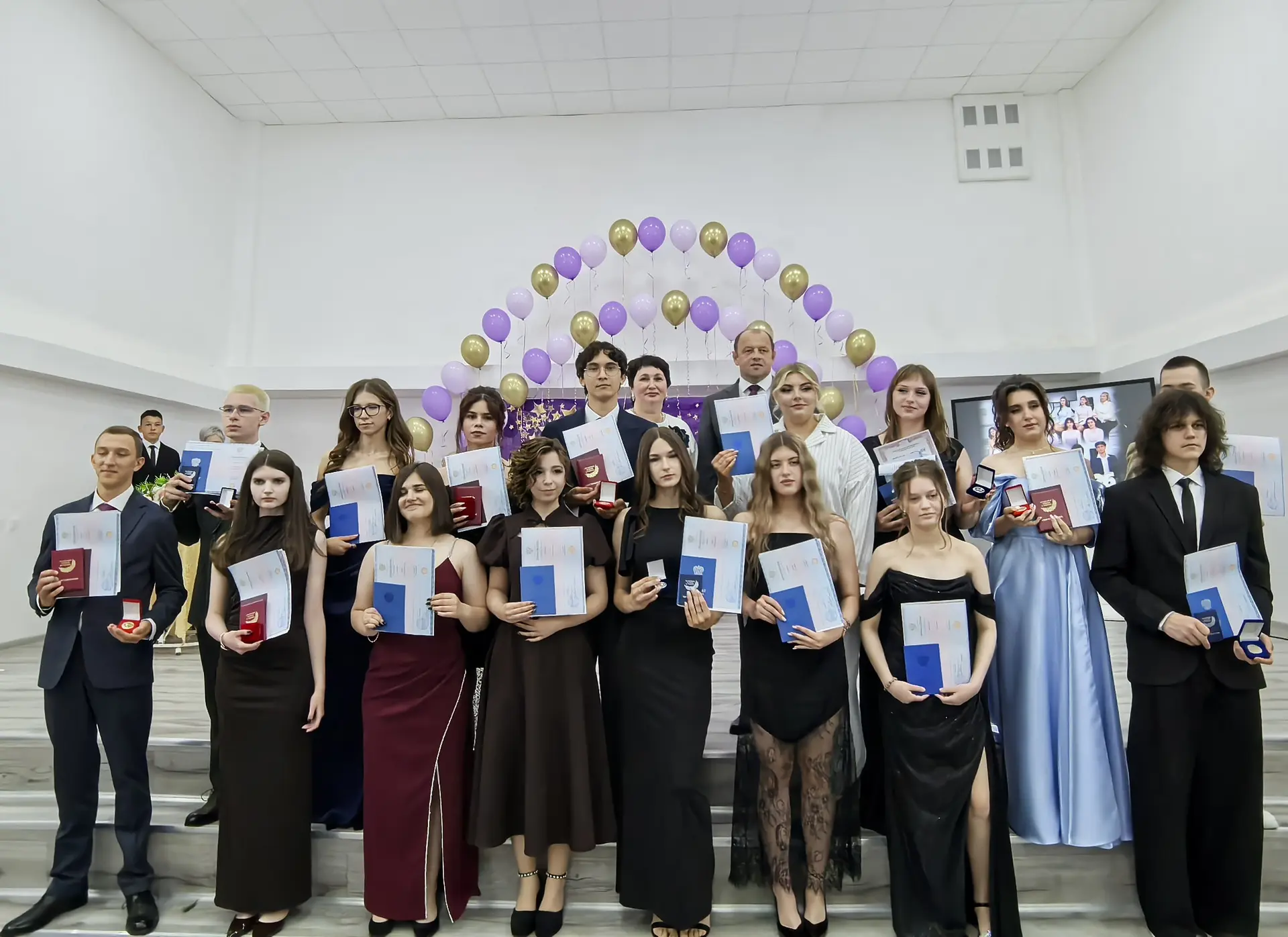 Сегодня принял участие в торжественных мероприятиях, посвящённых вручению аттестатов в Ивантеевской 