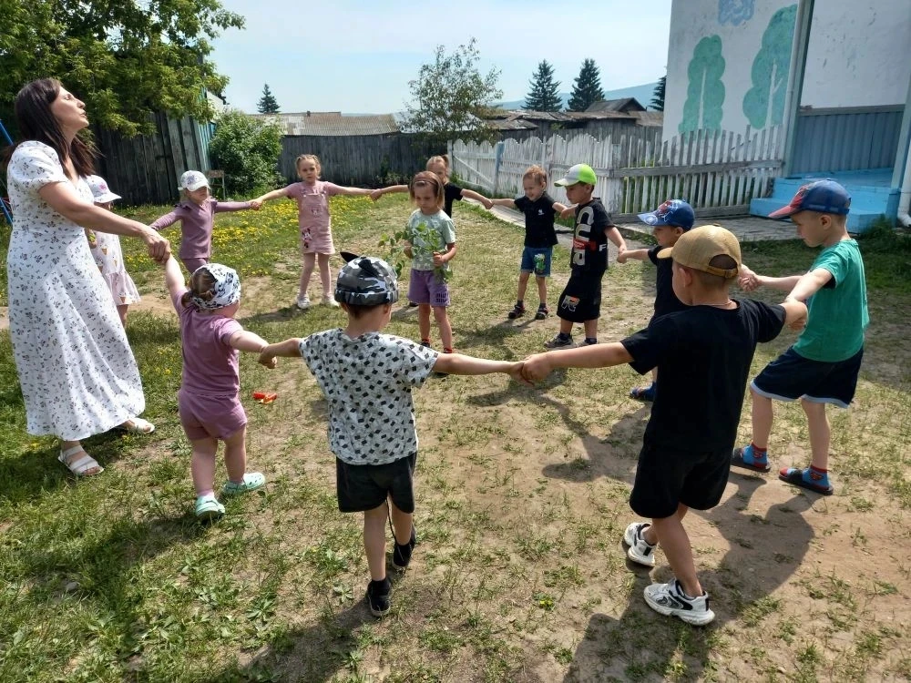 🇷🇺 В детском саду эта неделя посвящена Дню России! 🇷🇺

Сегодня мы провели очень насыщенный и поз