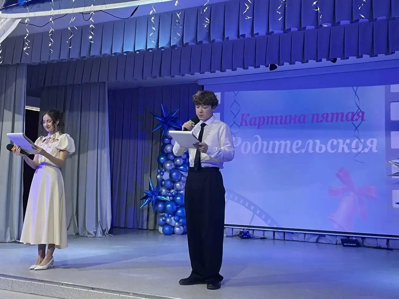 Камера, свет, мотор, начали! 🎬✨

Школьные годы пролетели, словно захватывающая кинолента, полная яр