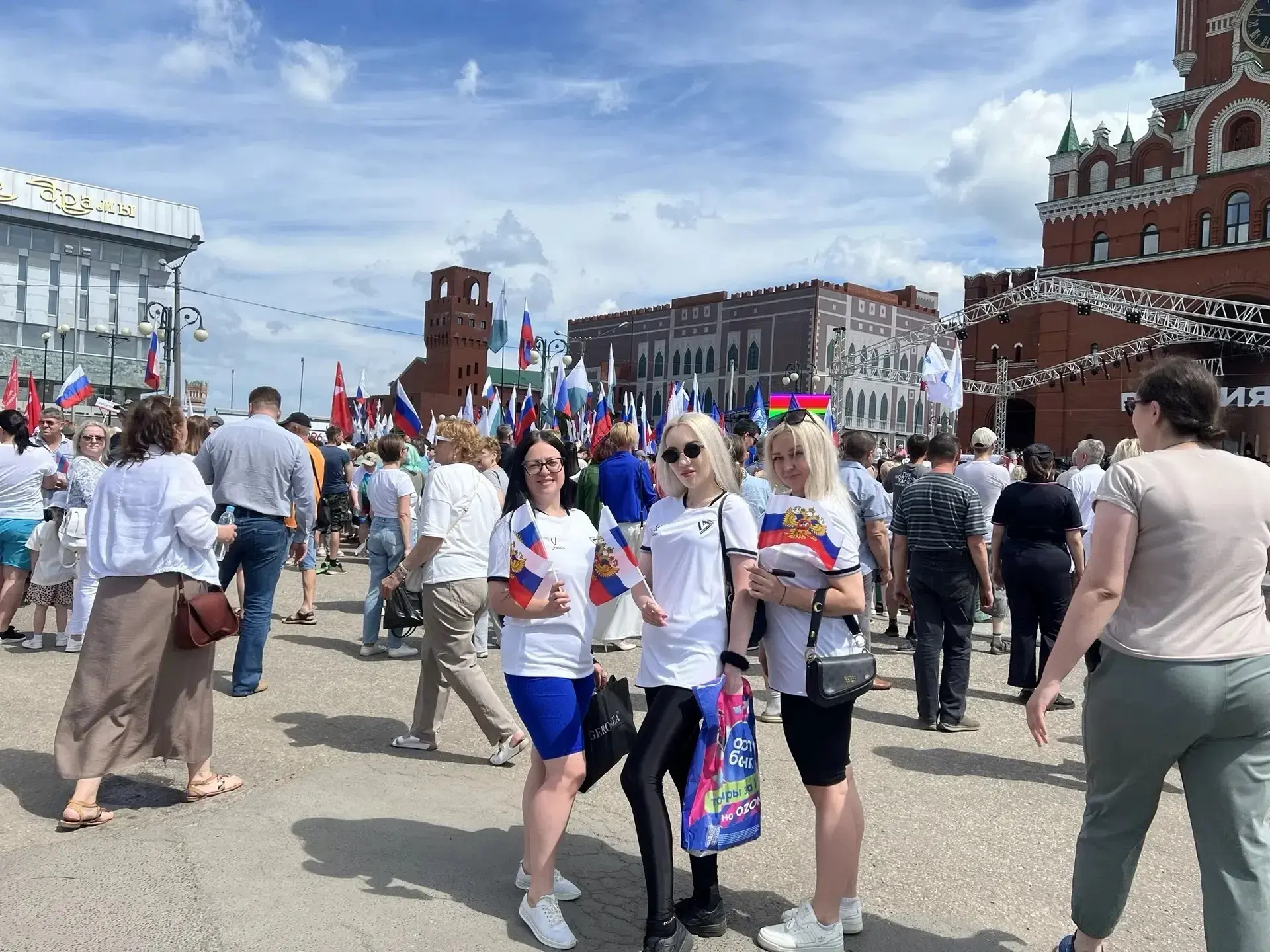 🇷🇺Сегодня в рамках празднования Дня России в Йошкар-Оле  у Благовещенской башни на площади имени В