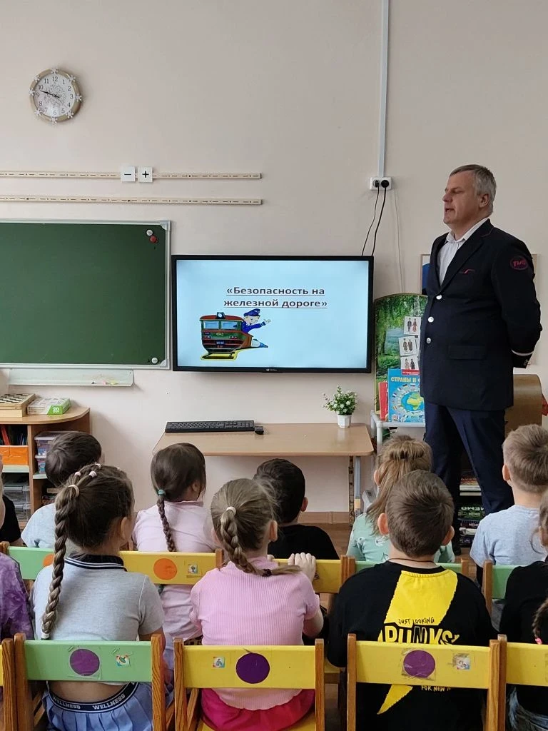 Акция «Уступи дорогу поездам»

В подготовительную группу № 12 приехал гость — Юрий Петрович Фурашов,