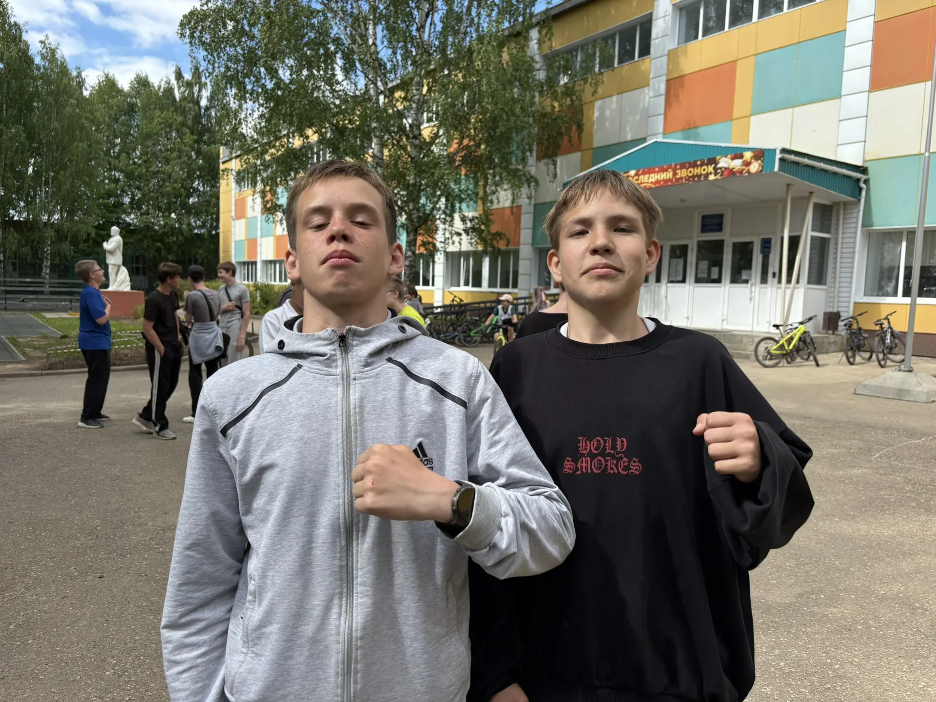 Ещё один продуктивный день в нашем лагере труда! 💪

Трудовые дела сочетаются с общением, играми и т