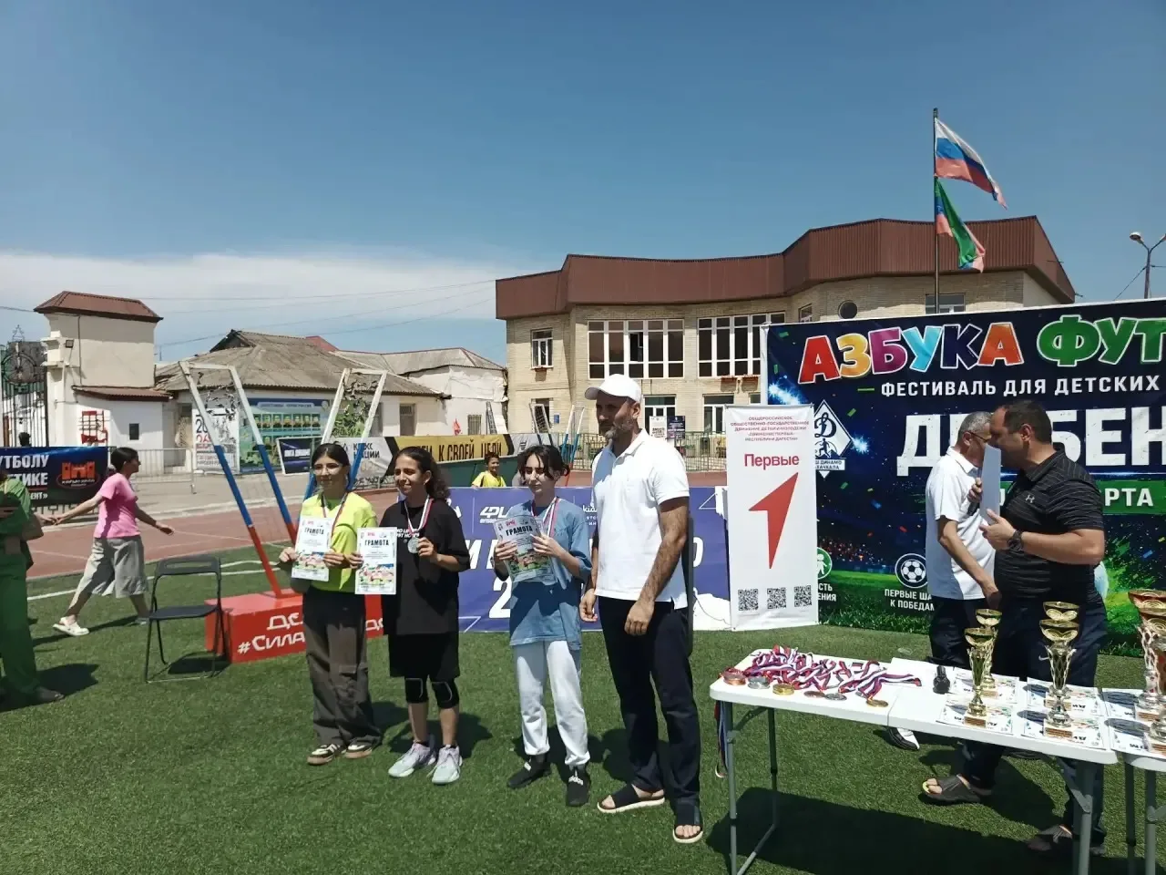 🏆 Спортивный триумф «Юнармейцев»!

25 июня на стадионе «Нарын-Кала» (ул. Буйнакского, 29) прошёл фе