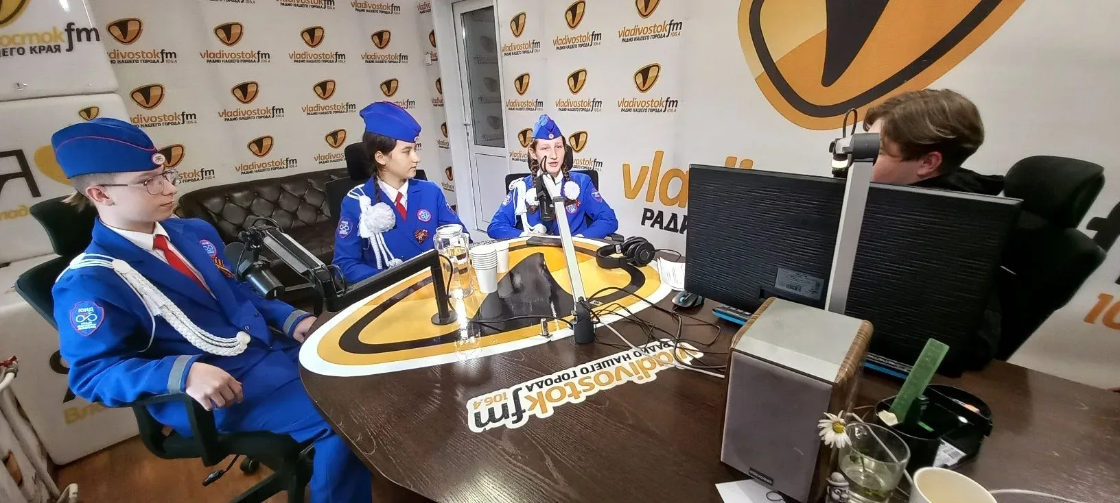 🚨 ЮИД РУЛИТ! 🚨

👉 Внимание! Внимание! И даже «три-внимания»! 👈

Сегодня в ваших динамиках происх
