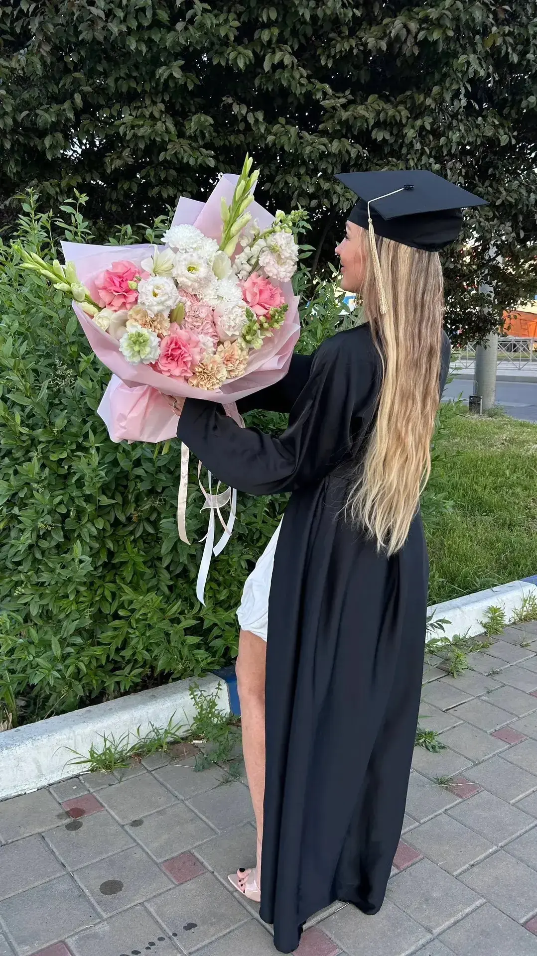 Выпускной — день, который останется в памяти навсегда. 💐

Подарите любимому преподавателю, классном