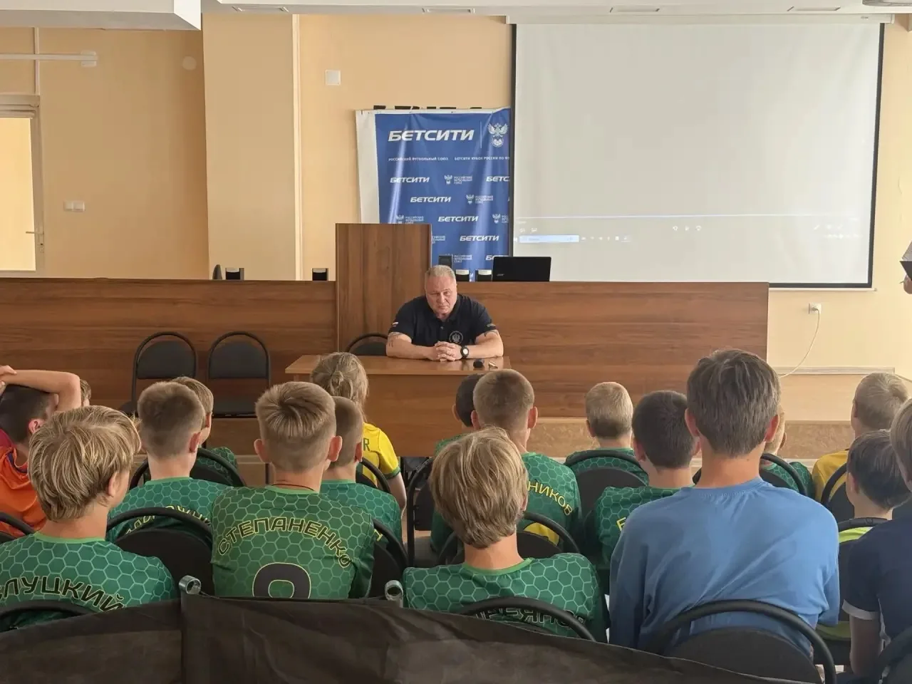 На этом познавательное общение в нашем лагере не закончилось. Ребят ждала «Встреча с героем» – замес