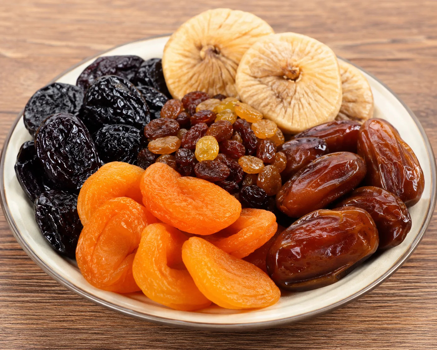 Памятка по сухофруктам: сколько можно съедать в день🤔

Сухофрукты сохраняют множество полезных веще
