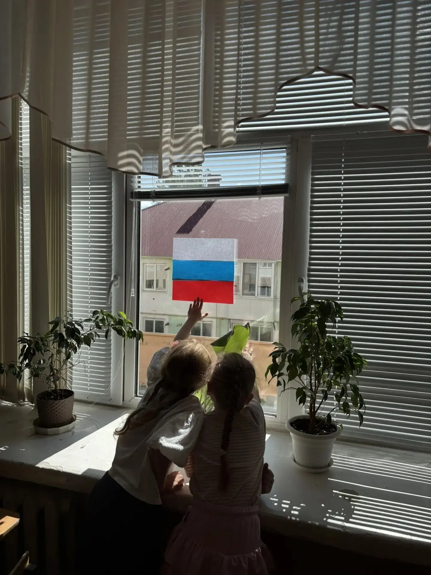 В течение дня также прошла акция «Флаги России», в ходе которой дети прикрепляли триколор на окна по