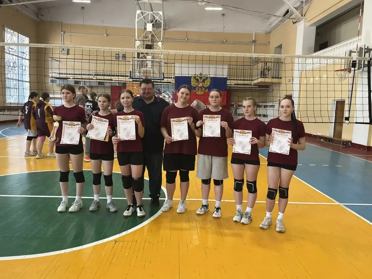 Завершились соревнования по волейболу на Кубок Комитета по образованию среди команд обучающихся  6-8