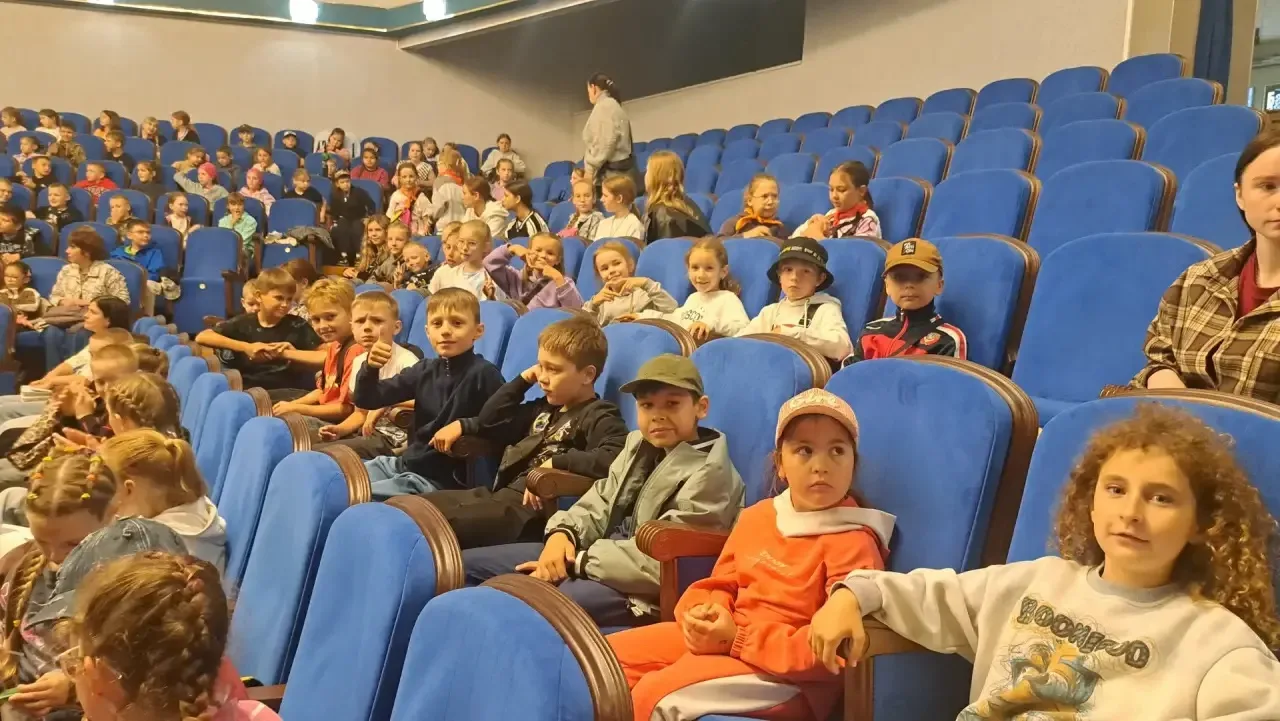Сегодня наши ребята из лагеря отправились в театр на спектакль «Баба Яга рулит» — и это было настоящ