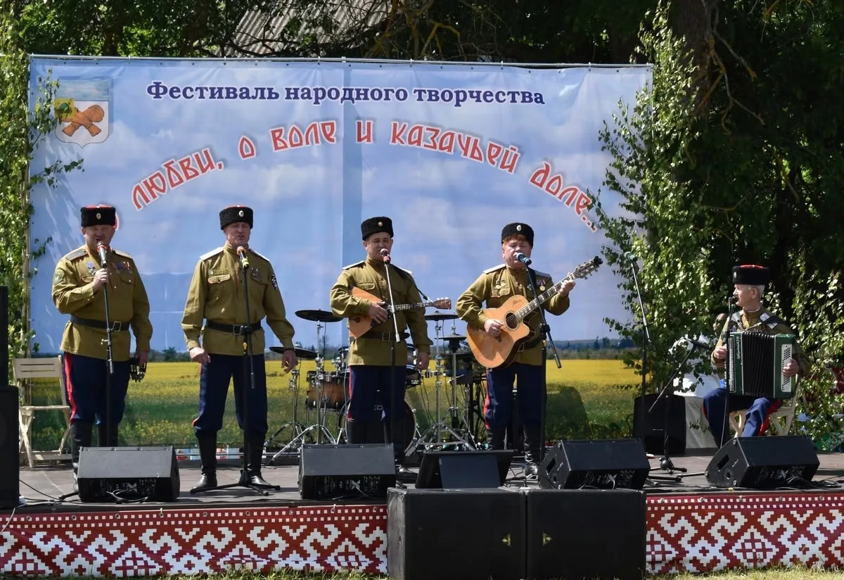 Песенно-инструментальный ансамбль "Русская душа" (рук. Олег Никитин)Кадомского Дома культуры принял 