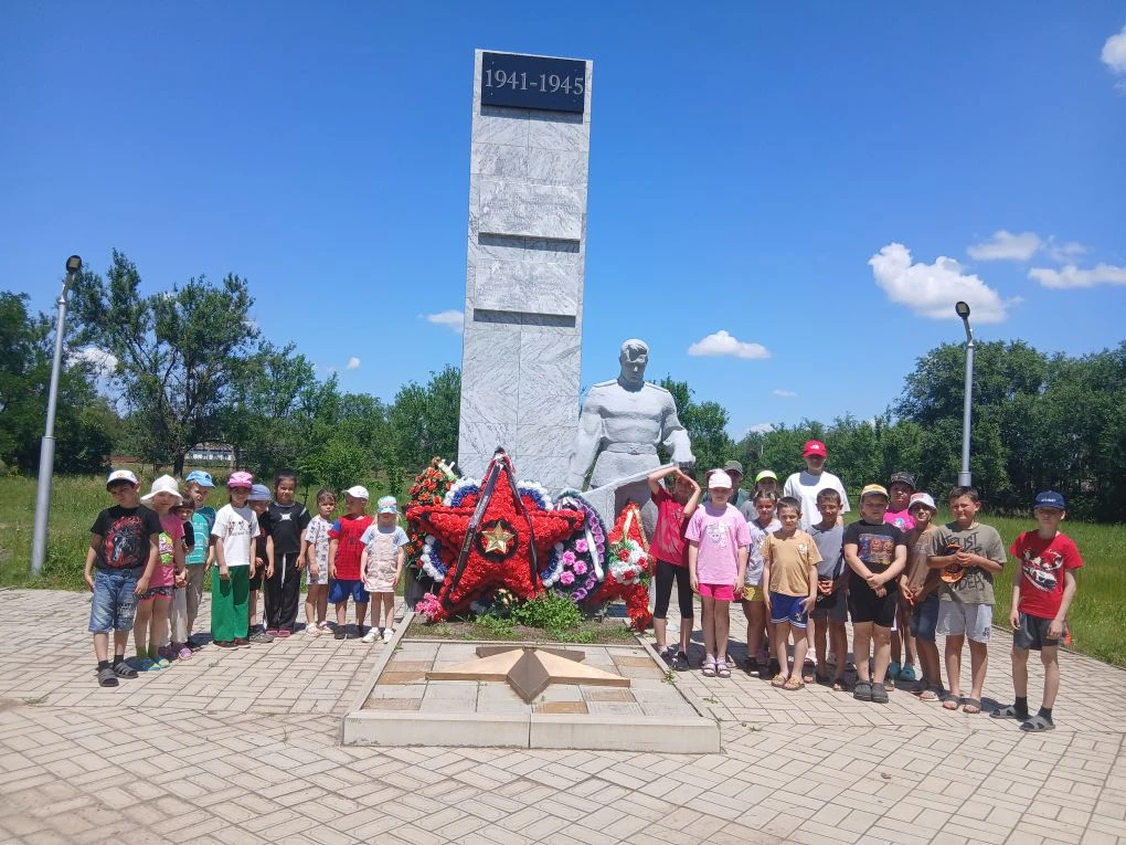✨Сохраняя память поколений: «Орлята» у мемориала героям✨

🌟✅Сегодня для наших ребят из пришкольного