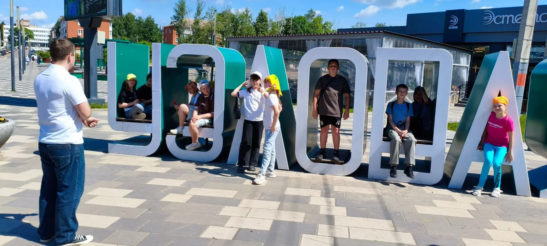Для воспитанников пришкольных лагерей школ №22 и №17 провели пешеходные экскурсии по набережной Свир