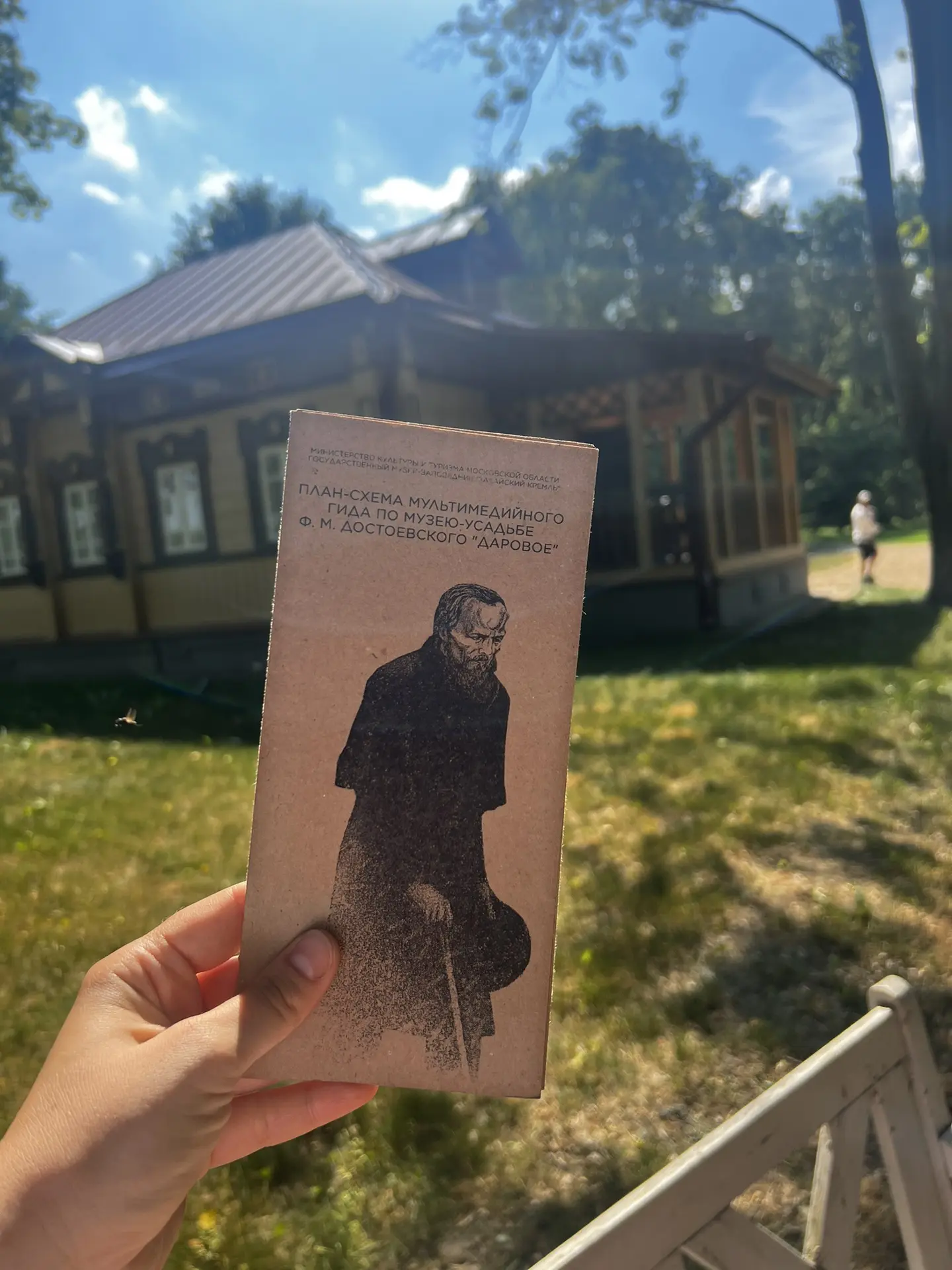 4 июля девочка отмечает День фруктового салата, а женщина - День Достоевского! 🎲📖

В честь праздни