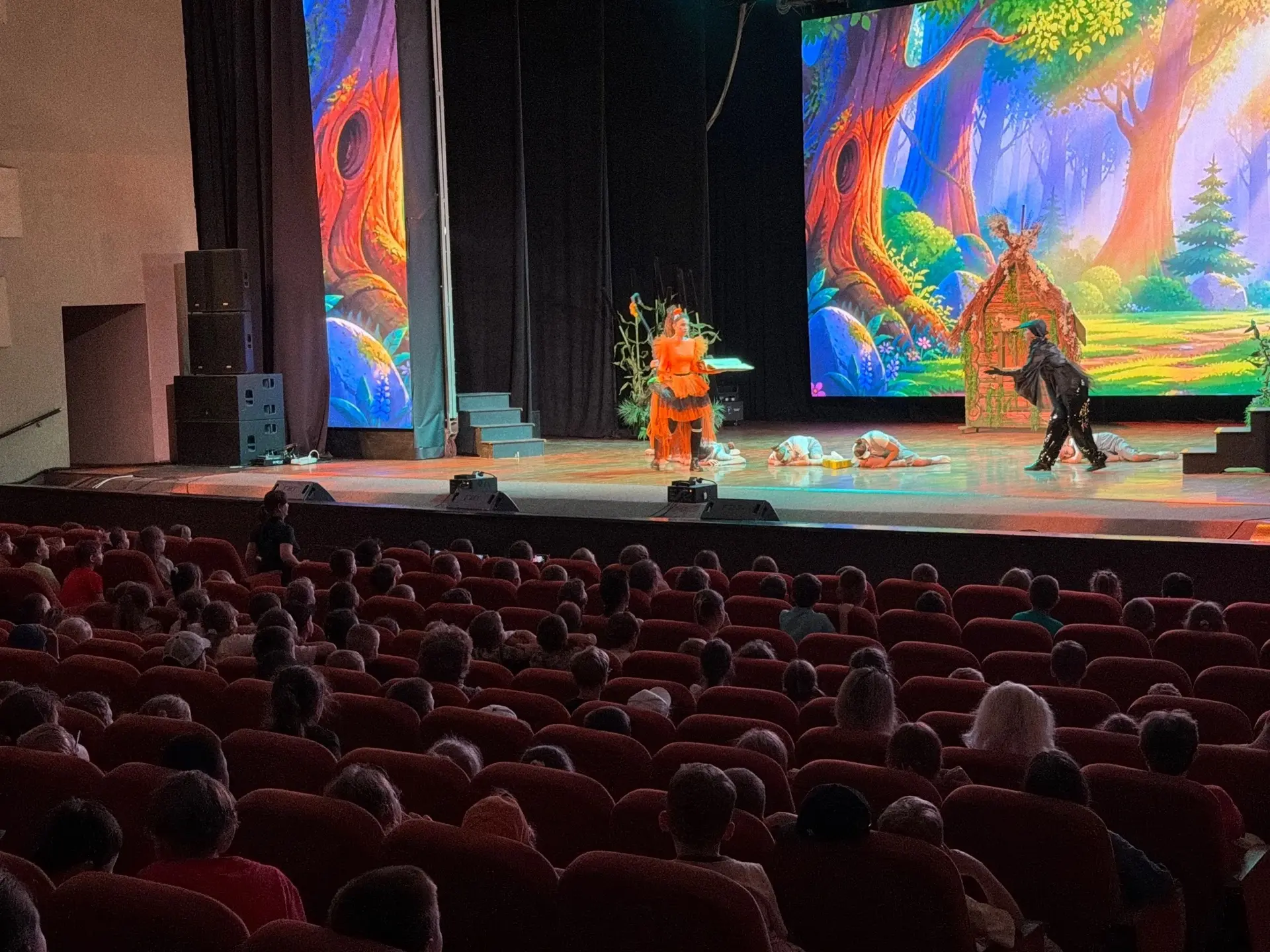 🌟🎭 Сегодня наш лагерь «Родничок» посетил Городской концертный зал и посмотрел сказку «Хорошая баба