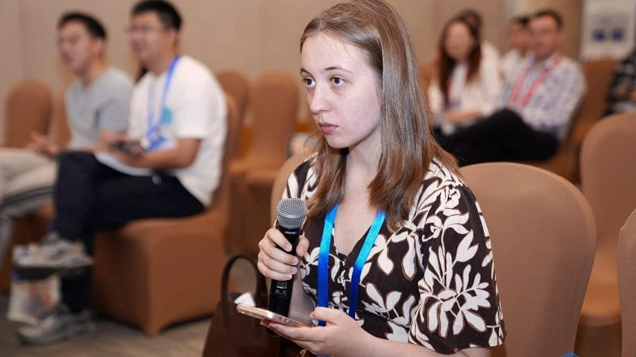 Студентка НГУ получила диплом за лучший доклад на международном симпозиуме по использованию углерода