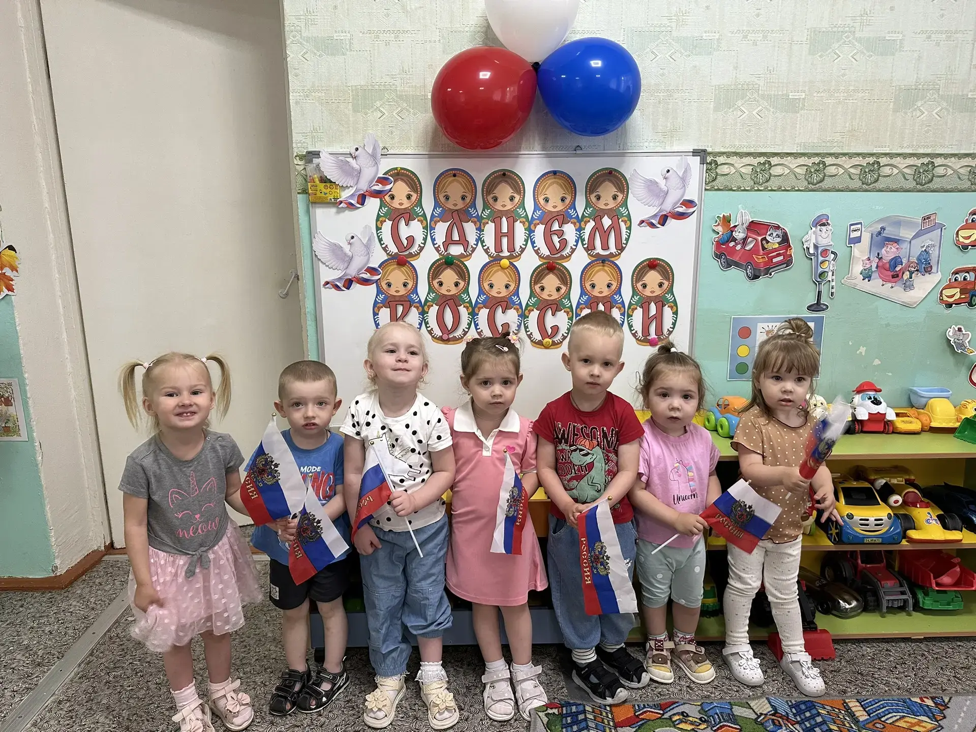 Беседа в ранней группе на тему «День России» направлена на формирование патриотических чувств, расши