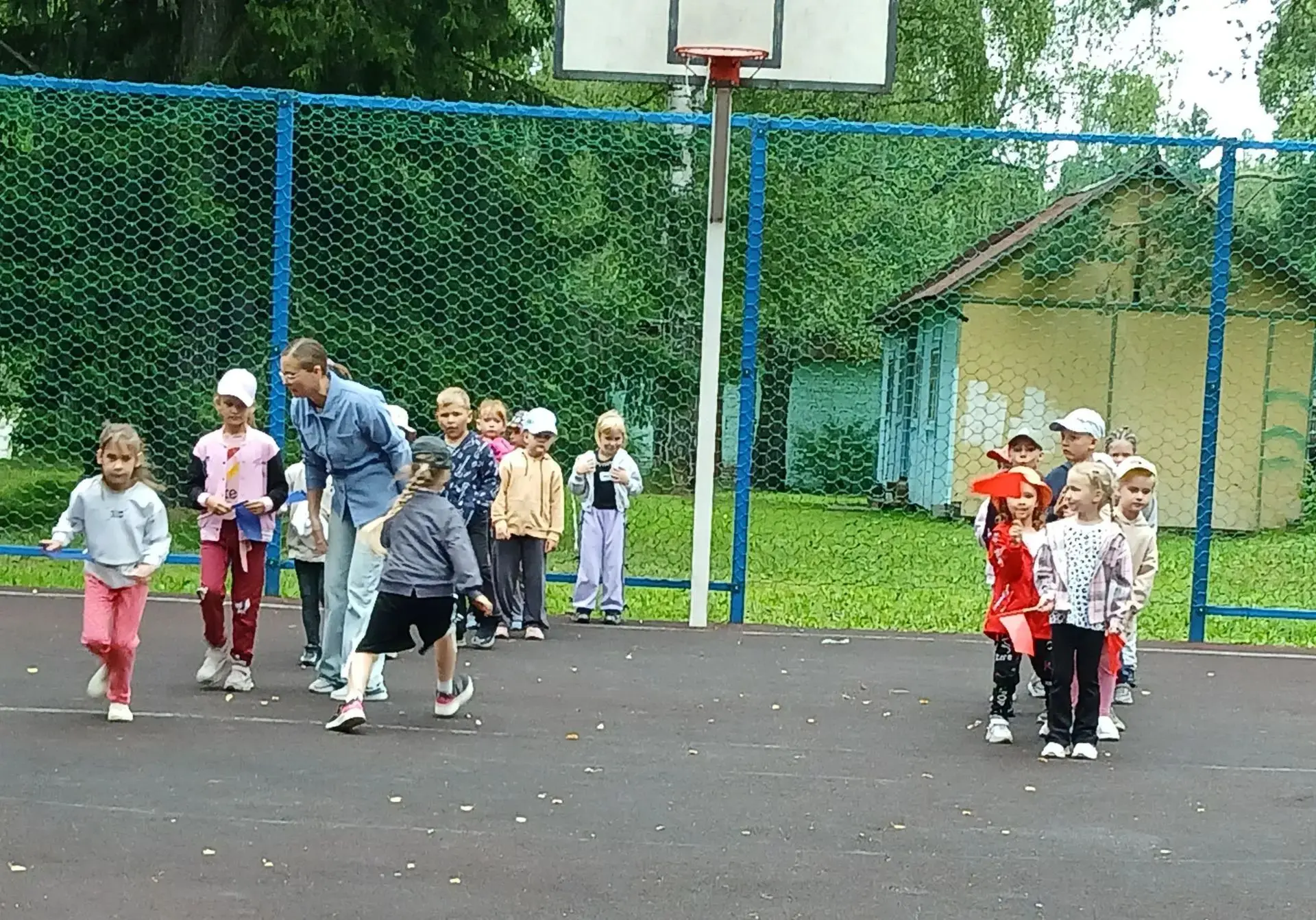 🍊 Выездной спорт-десант!

Друзья, а мы снова в лагере у наших любимых «апельсинок»! Напомним, что р