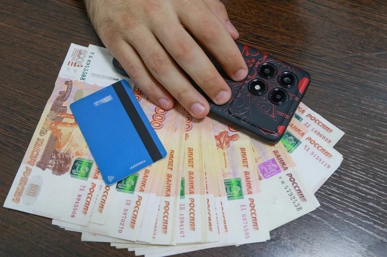 Житель Алтая дважды попался мошенникам и потерял 890 тысяч рублей.

Житель Майминского района увидел