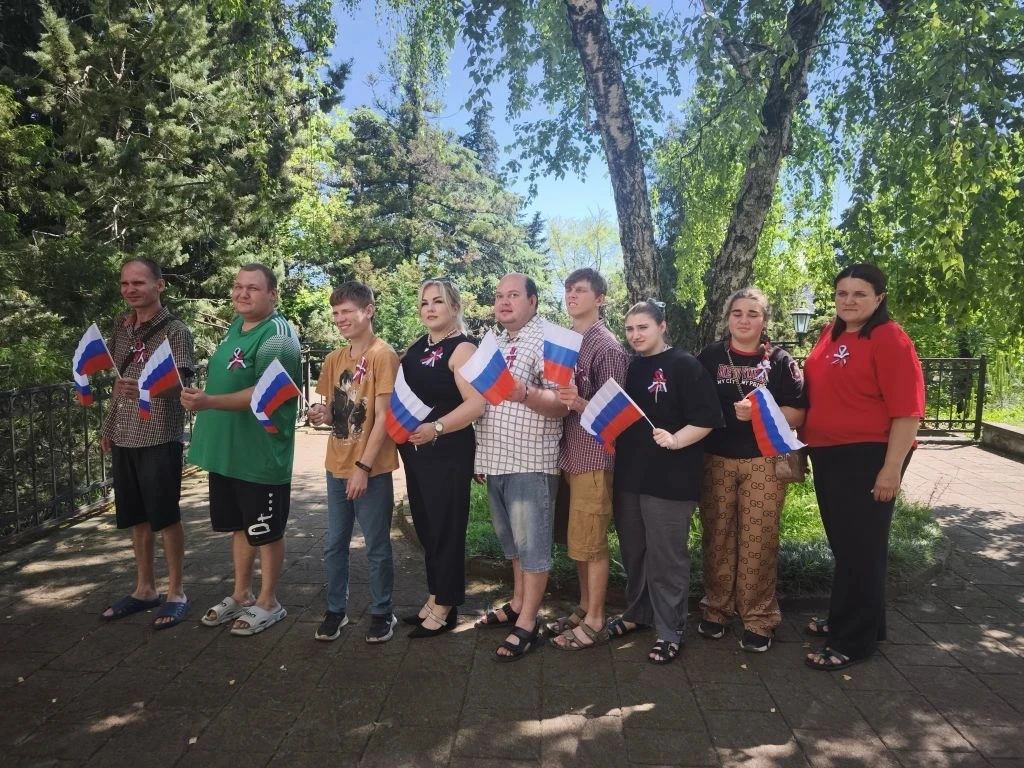 ✨ В парке царила атмосфера праздника и добра! ✨ В рамках Дня России специалисты детского сада "Солны