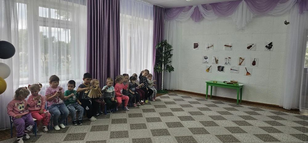 Музыкальный руководитель Волкотруб Нина Алексеевна провела развлечение с детьми "Поиграем, угадаем!"