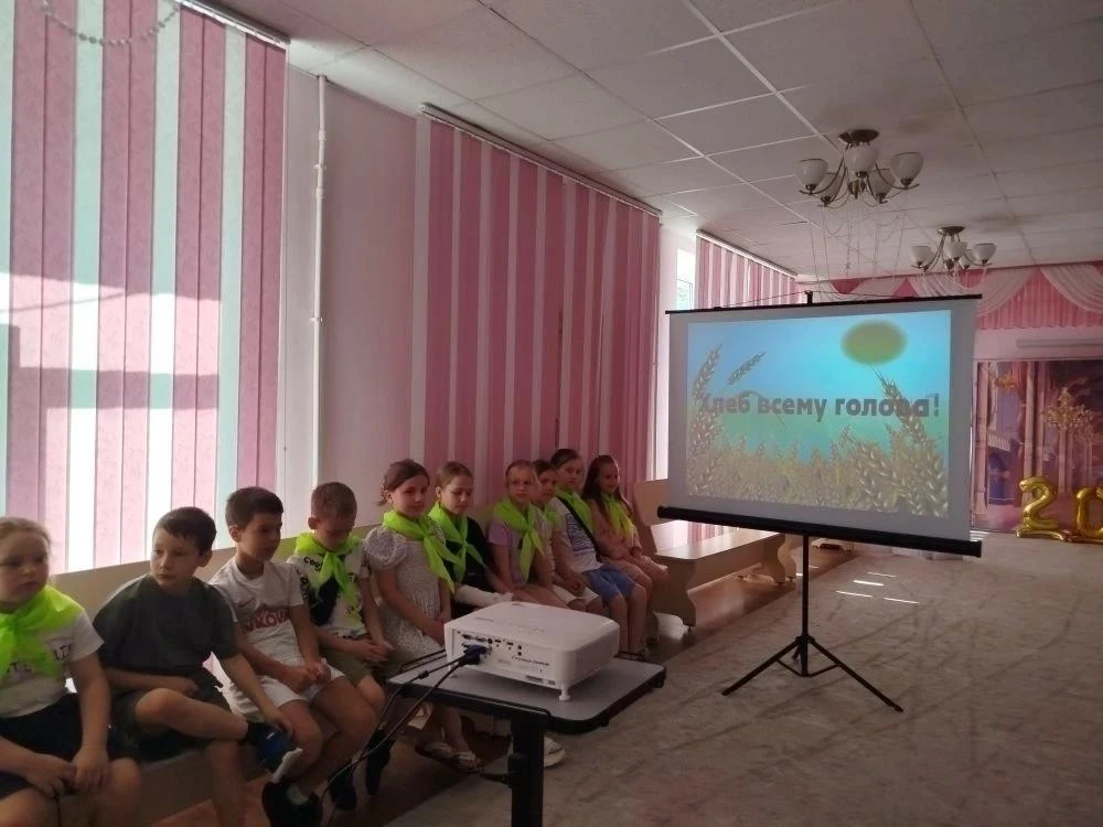 ☀️8 июня для ребят пришкольного  лагеря "Солнышко" было проведено мероприятие "Хлеб - всему голова"�