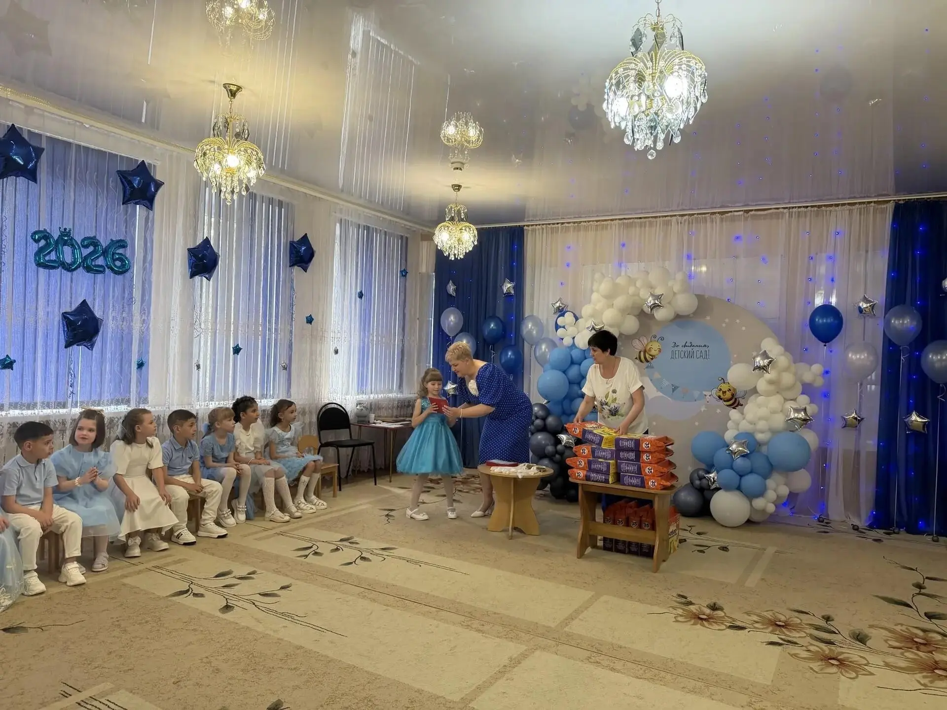 В группе "Журавушка" состоялся настоящий праздник — ВЫПУСКНОЙ! 

В зале царила атмосфера волшебства 