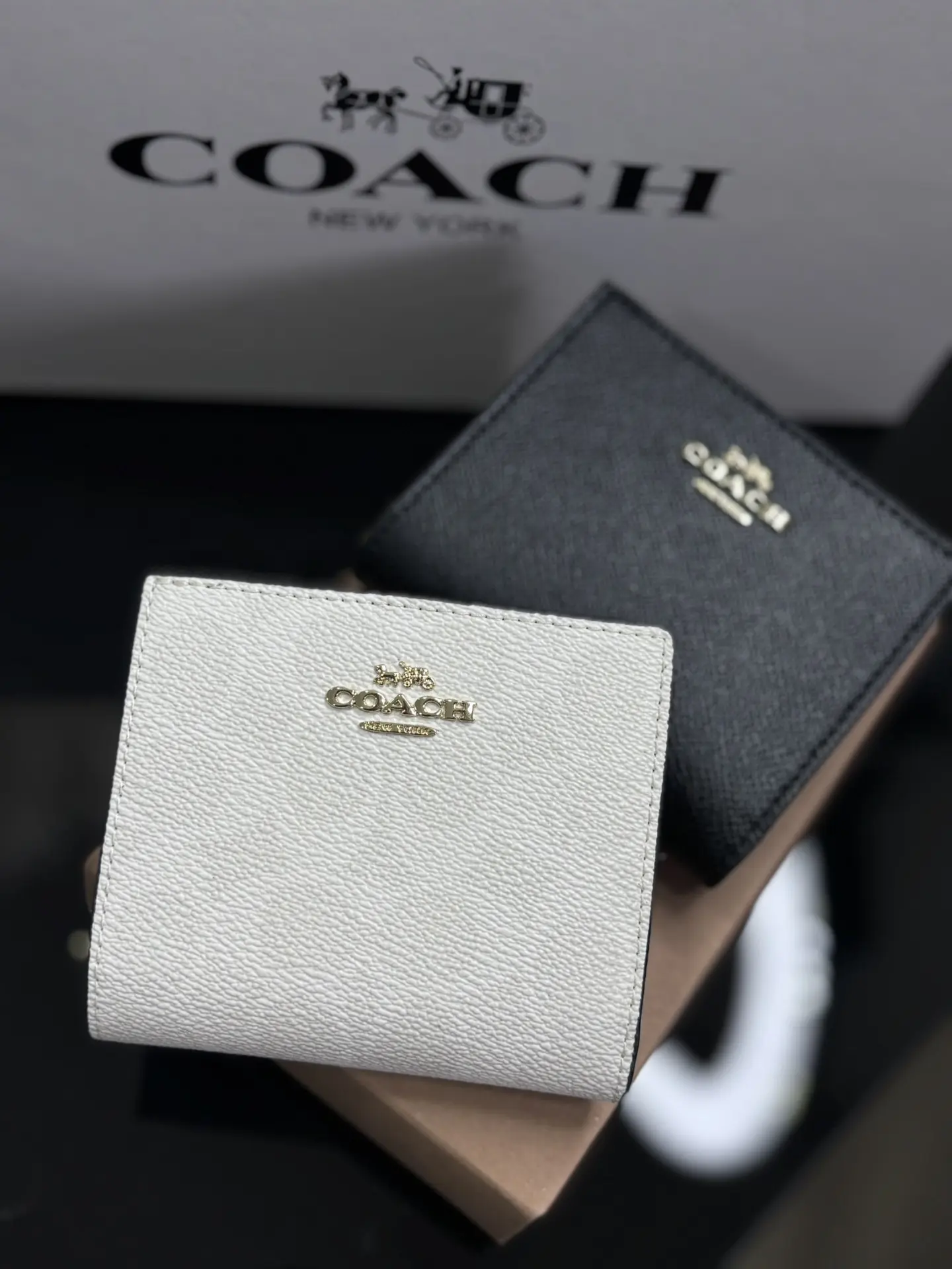 COACH кошелек в двух расцветках 

на клепке
отделение для карт, прав, купюр, мелочи

натуральная кож
