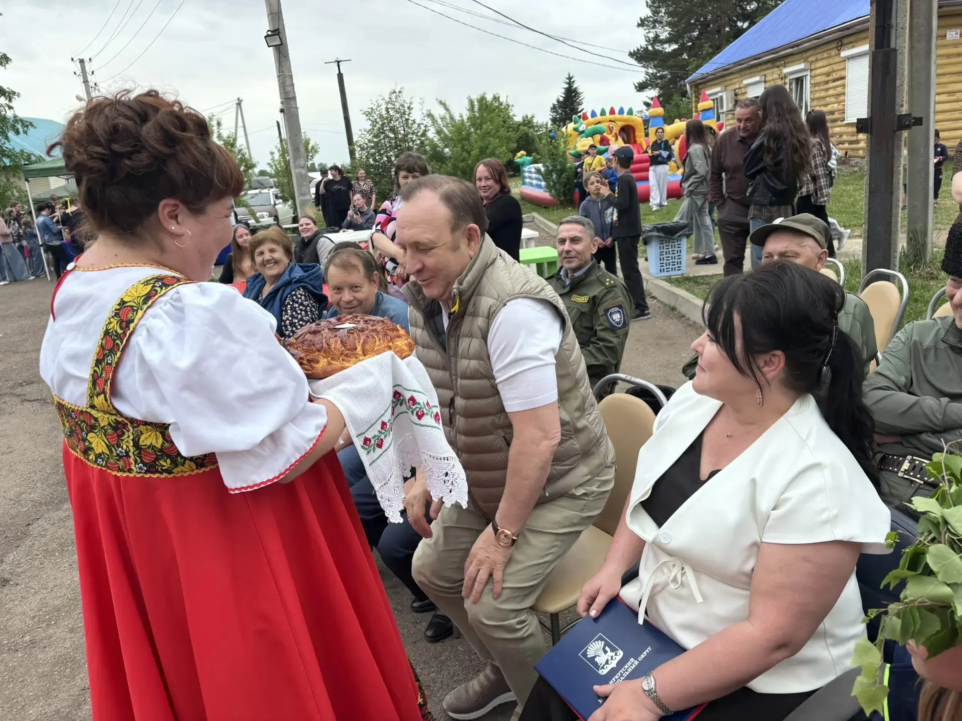 День села отгремел в деревне Ревякина 11 июня🎉

По традиции праздник начался с костюмированного шес