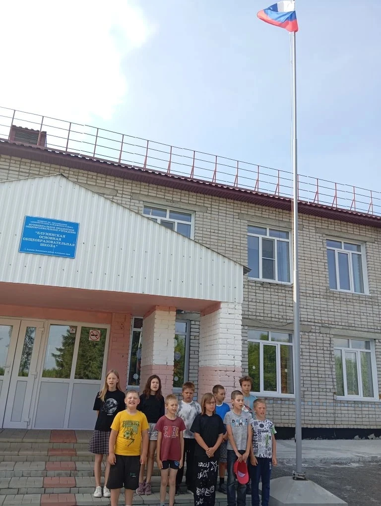 11 июня - девятый день в пришкольном лагере «Луч» выдался по-настоящему бодрым и полезным. 
Утро нач