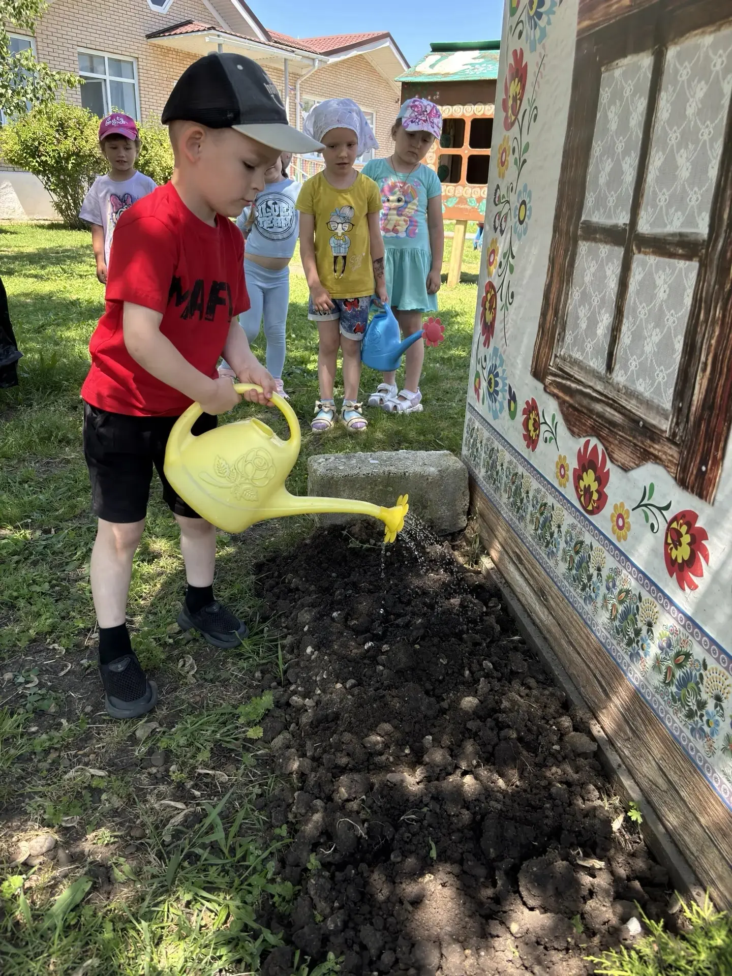 🌱 Юные садоводы в деле! 🌱

Сегодня у ребят старшей группы был по-настоящему увлекательный день! Сн