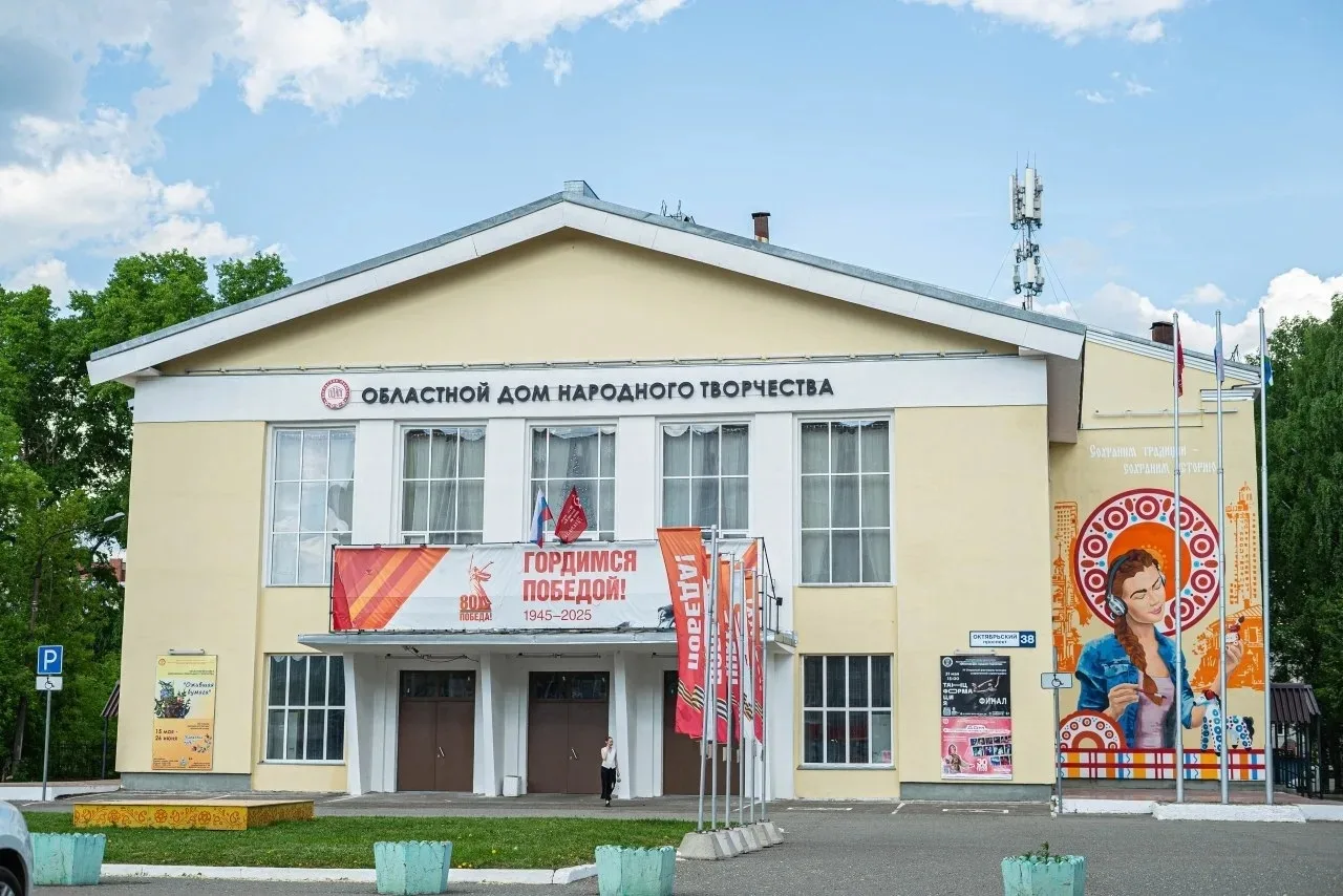 У Областного Дома народного творчества продолжается создание мемориального комплекса «Аллея Славы», 