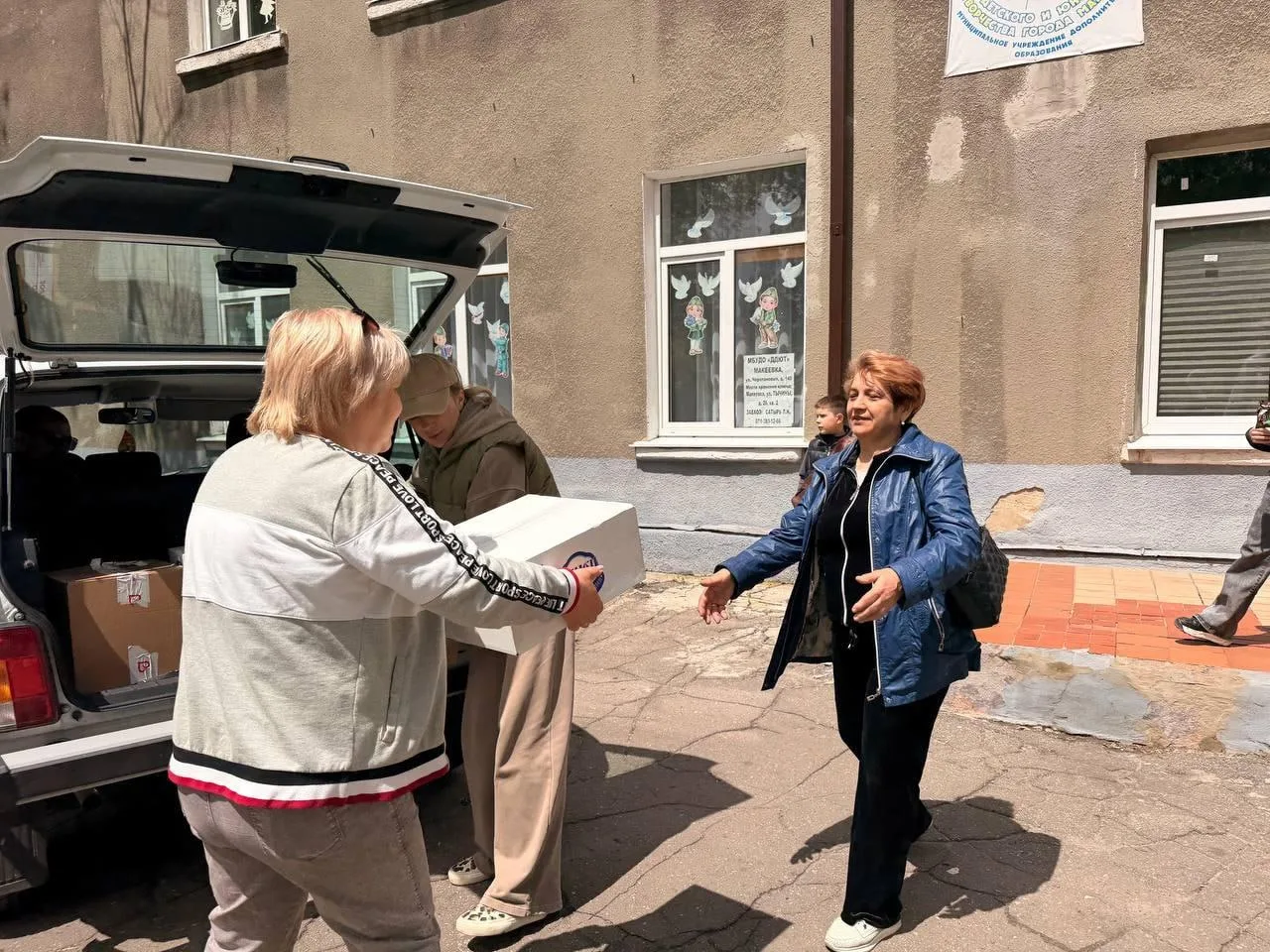 Подмосковные волонтеры передали гуманитарную помощь в детскую школу искусств Макеевки

Гуманитарный 