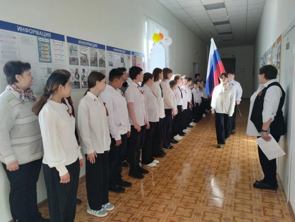 🇷🇺 Новая учебная неделя в нашей школе началась с традиционной линейки с выносом флага и исполнение
