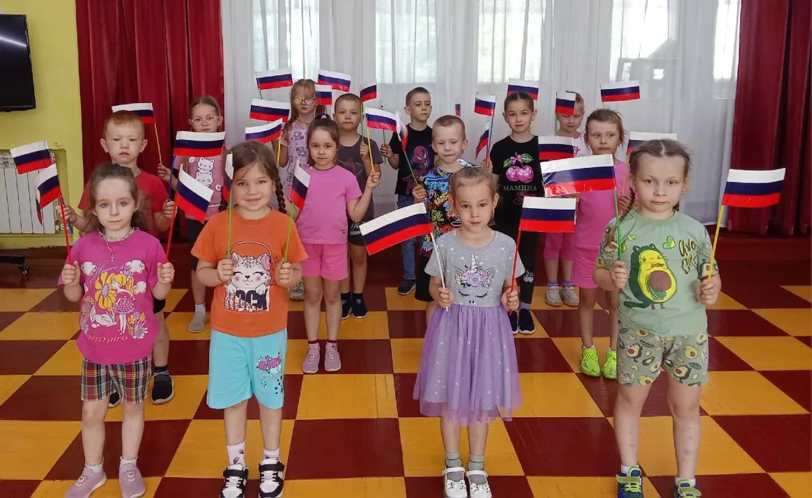 Группа "Ягодки"  (воспитатель  Посаженникова Е.В.) беседовали  о празднике "День России", которая бы