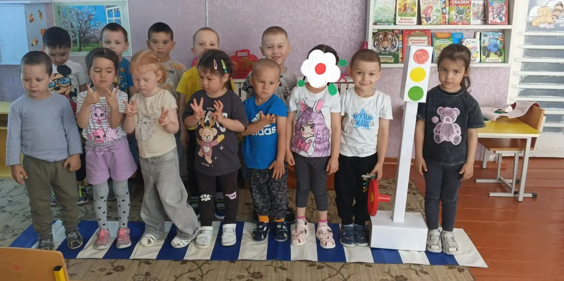 Всем ребятам надо знать, как по улице шагать.
Светофор – большой помощник,
Лучший друг для всех в пу