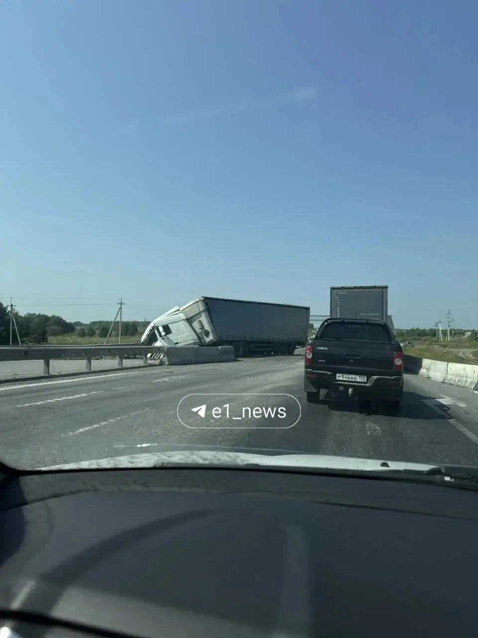 ❗️Фура вылетела с дороги на трассе Екатеринбург — Тюмень

Грузовик угодил в яму на дороге, которая п