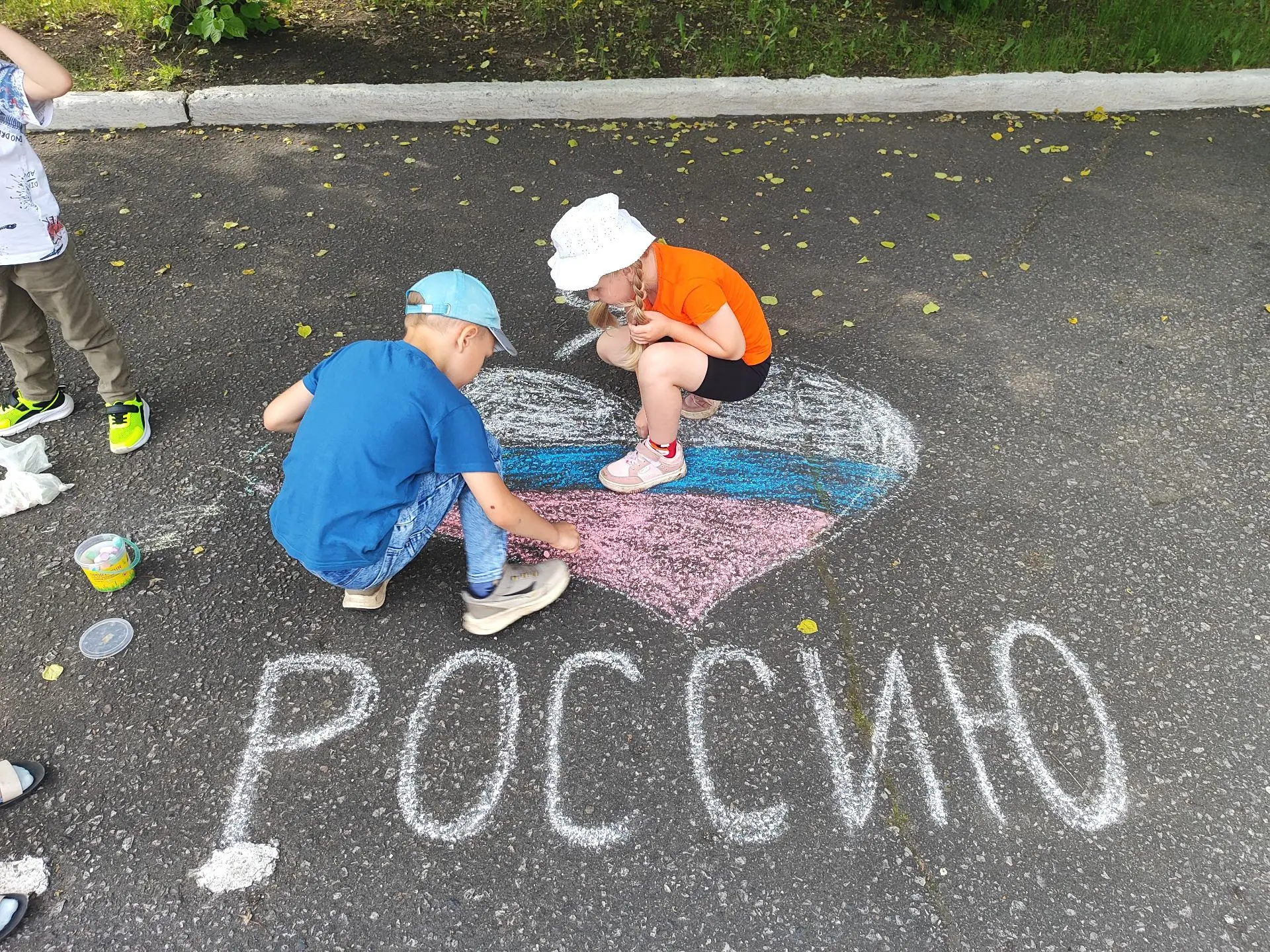 Вот и наступило лето, которое принесло нам теплое солнышко, пение птиц, яркие краски и благоухание ц