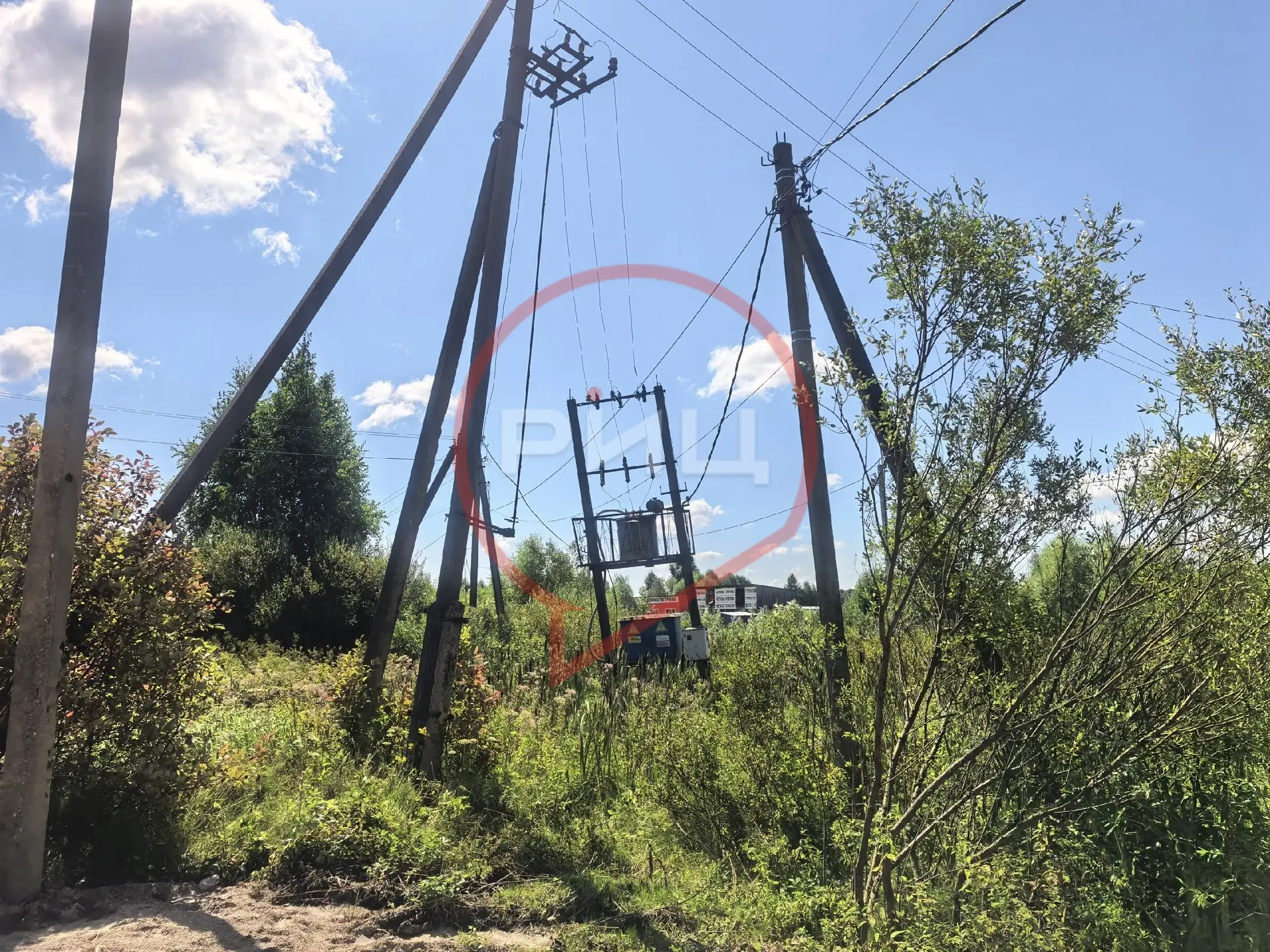 В деревне Коростелево электрики меняют трансформатор. Старый всё больше погружается в воду